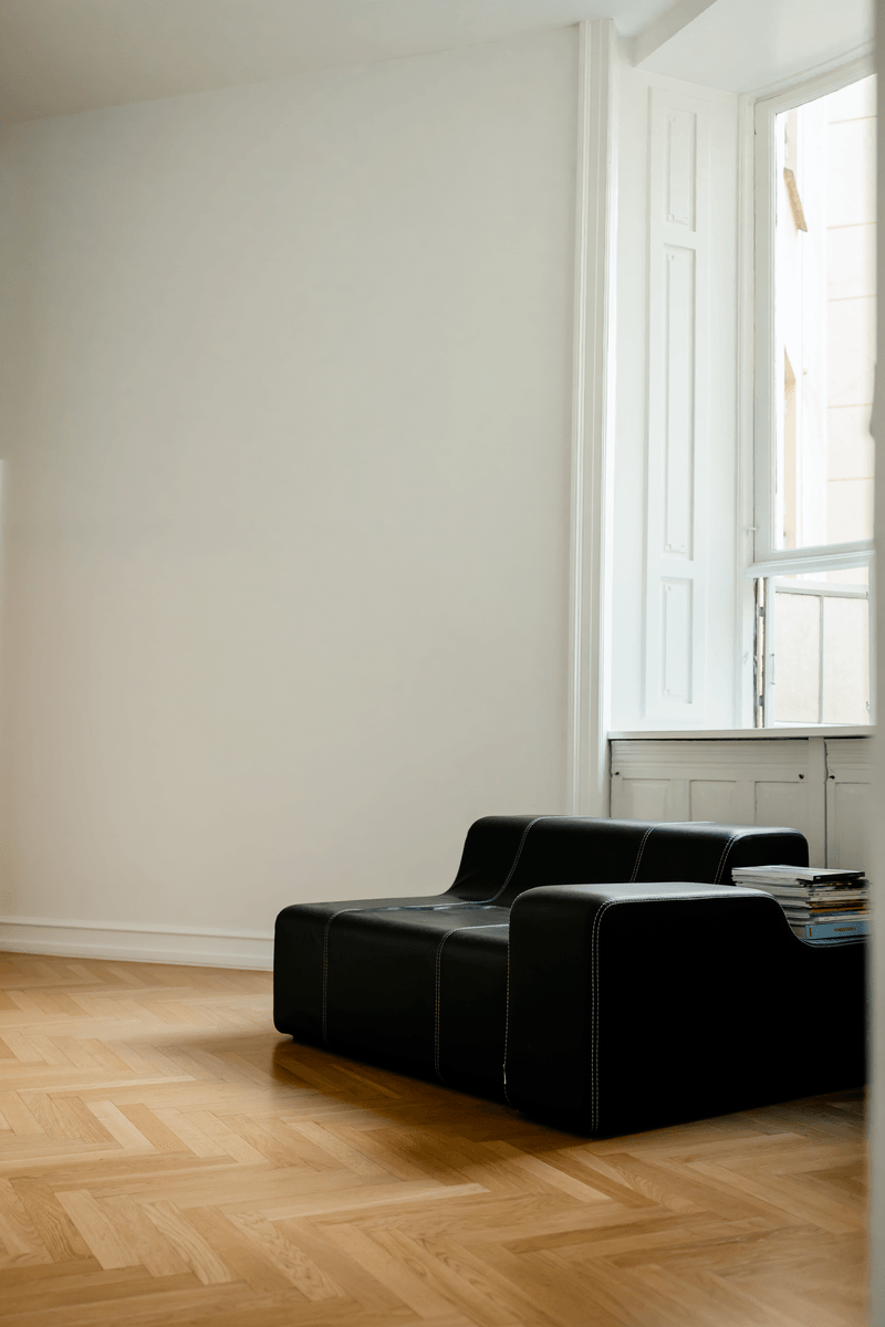 Lyst lokale med sofa og magasiner